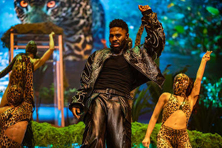 Jason Derulo performs on stage with his dancers at the Unipol Arena in Bologna. Bologna's Unipol Arena sold out for Jason Derulo. An unprecedented visual and sonic show that confirms the king of pop-R&B as one of the most iconic performers on the global scene