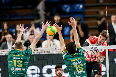 Jurij Gladyr of Aluron CMC Warta Zawiercie (L), Miguel Tavares of Aluron CMC Warta Zawiercie (C) and Artur Szalpuk of Asseco Resovia (R) seen in action during CEV Volleyball Champions League match between Asseco Resovia and Aluron CMC Warta Zawiercie at Municipal hall (Rzeszow). Final score; Asseco Resovia 3:0 (25:21, 25:23, 25:22) Aluron CMC Warta Zawiercie.