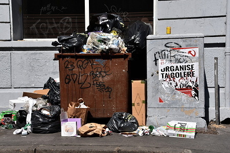 An overflowing garbage container during the strike.
Garbage collectors' strike demanding the replacement of director Pascal Chauffour and his deputy, Mr. Mirek who are visibly "dictatorial and indifferent to their ill-being" in their sight as well as the possibility of "working in decent conditions.