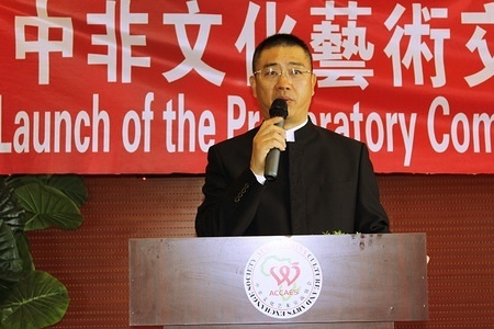 Miles Nan, Founding Director of the Preparatory Committee of Africa-China Culture and Arts Exchange Society giving welcome remarks during the society’s establishment ceremony. The objective of the society is to meet the urgent need to understand culture and arts of the Chinese and African peoples in a bid to enrich the lives of the people of Africa as well as promote win-win cooperation and mutual exchanges in the field of culture, arts, education, and media. The event was attended by Chinese and Botswana artists, Botswana government officials, Chinese investors in Botswana as well as guests from Jiangsu Provincial Federation of Overseas Chinese.