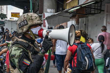 A police officer is seen using a megaphone alerting people about the coronavirus and telling them to go home.
After 3 days of quarantine decreed by the government of President Nicolas Maduro, so far the figure of 36 people confirmed to be infected with COVID-19 remains. Results are expected from more than 120 samples that have been sent by the hygiene institute. Security agencies continue to close businesses and try to keep people in their homes to prevent the virus from spreading further.