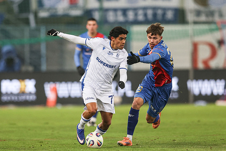 Luis Palma of Lech Poznan (L) and Igor Drapinski of Piast Gliwice (R) seen in action during Polish League PKO BP Ekstraklasa 2025/2026 football match between Piast Gliwice and Lech Poznan at Municipal Stadium (Gliwice). Final score; Piast Gliwice 1:0 Lech Poznan.