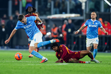 (L) Alessandro Buongiorno of Napoli, (R) Leon Bailey of Roma seen in action during the Serie A Enilive 2025-2026 football match between AS Roma and SSC Napoli at Olympic Stadium. Final scores, Roma 0-1 Napoli.