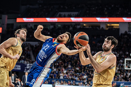 Vasilije Micic (C) of Anadolu Efes Istanbul and Sertac Sanli (L) of FC Barcelona in action during Round 8 of the 2022/2023 Turkish Airlines EuroLeague Regular Season between Anadolu Efes and FC Barcelona at Sinan Erdem Dome. Final score; Anadolu Efes 96:86 FC Barcelona.
