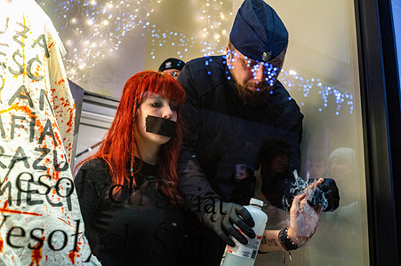 A police officer attempts to dissolve the glue between the protester and the window during the demonstration. On Black Friday, November 29, Extinction Rebellion activists occupied Zara’s display windows on Marszałkowska Street to protest consumerism and fast fashion. Dressed in black, they draped banners over mannequins and glued themselves to the glass. The group criticized Black Friday as a symbol of wasteful capitalism, pointing to overproduction, CO2 emissions, worker exploitation, and environmental harm. Their action aimed to hold clothing companies accountable and raise awareness among customers about the hidden costs of fast fashion.