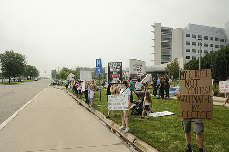 Protesters holding placards expressing their opinion while chanting outside St. Joseph Mercy Oakland Hospital, during the demonstration.
Health care workers and others gathered at several hospitals throughout Michigan protesting the recent announcement by Trinity Health and Henry Ford Health systems that requires nurses and other health workers under their employment to receive the Coronavirus Vaccine. The announcement has been met with hostility by some both in the community and who work as nurses in these health care systems.