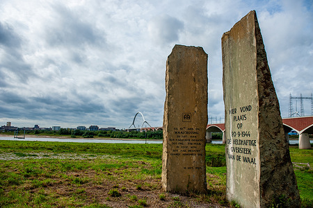 A view of the monument dedicated to the American soldier who died in the operation. At the Waal Crossing Memorial (Waaloversteek-monument), a solemn ceremony took place to commemorate the heroic crossing of the Waal River by American soldiers of the 82nd Airborne Division, during the Operation, which took place 79 years ago. The ceremony was attended by Mayor of Nijmegen, Hubert Bruls, and the 82nd Airborne Division paratroopers from the USA. Although Operation Market Garden was unsuccessful, the Americans and British were able to liberate Nijmegen, the Netherlands’ oldest city, after fierce fighting.