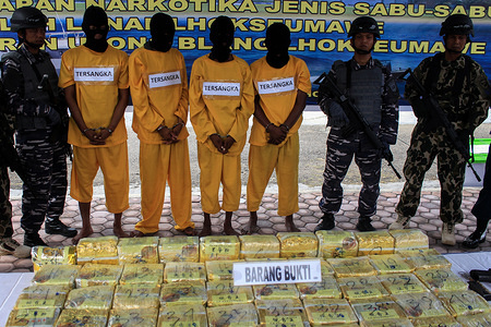Evidence of methamphetamine seen displayed next to the suspects by the The Indonesian State Army.
While patrolling in the sea waters of Aceh, Indonesian Navy officers got 50 kilograms of methamphetamine (sabu) narcotics which were smuggled and one top weapon and four suspects who were syndicates of an international network from the Thailand-Indonesia Country.