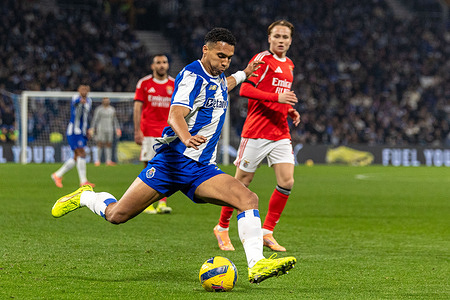 SL Benfica's player Pavlidis (L) in action during the match for the Portuguese Cup at Dragon Stadium on January 14th, 2026 in Porto, Portugal. Final score 1-0.