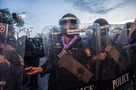 Riot police stands guard after dispersing the demonstrators outside government house.
More than 90 pro-democracy protesters, including minors, were arrested by riot police after dispersing the protesters during the "Thalufah Village" overnight protest outside Government house. The protesters demand the release of detained pro-democracy leaders, the abolishment of Section 112 and the resignation of Prayut Chan-O Cha. They insisted that they would stage the protest until the Prime Minister resigned.