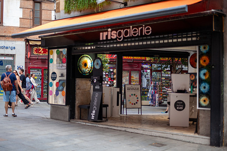 Iris Galerie store window in downtown Madrid.
