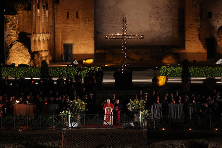 Pope Leo XIV leads the Good Friday Way of the Cross by carrying the Cross throughout the Colosseum. Thousands of faithful participated in the Good Friday rite, amid prayer, silence, and meditation, illuminated by the light of torches along the ancient stones of the Roman amphitheater. It was an intense moment that called for reflection on pain, hope, and the journey of faith.