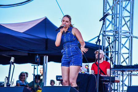 Melbourne based soul and jazz singer, Canisha performs on the main stage at St Kilda Festival.