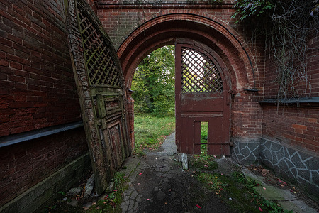 Destroyed old gates near the stable building and greenhouses on the territory of the palace and park ensemble. Znamensky Palace is a palace and park ensemble created by the architects Bosse, Stackenschneider, and Erler. The Palace of Grand Duke Nikolai Nikolaevich is located east of Peterhof. The palace has the status of a UNESCO World Heritage Site. After the revolution, Soviet institutions were located in the estate. In 2010, the territory of the estate was transferred to the Presidential Administrator, and the boarding house was closed.