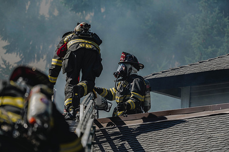 A fierce blaze engulfs a Bellevue apartment building, sending billowing smoke and flames skyward as firefighters battle to contain the three-alarm fire on a Tuesday afternoon. A raging inferno tore through a Bellevue apartment complex on Tuesday afternoon, forcing local firefighters into a swift and intense three-alarm response operation. The conflagration erupted shortly before 3 p.m. within the vicinity of the 15200 block of NE 16th Place, as confirmed by officials from the Bellevue Fire Department. Fire crews valiantly rescued an individual from a perilous situation on the third floor of the building.
The blaze, which quickly escalated in intensity, laid waste to a staggering twenty-one units within the complex, leaving behind a trail of devastation. The structure in question, a prominent apartment building boasting a total of 56 units, now stands severely marred by the relentless flames. Furthermore, as a precautionary measure, power had to be promptly disconnected for an additional 30 units located in a neighboring building to thwart any potential danger.
As of the latest reports, authorities have confirmed that no injuries or fatalities have been recorded in relation to the incident. The Bellevue Fire Department has provided reassurances that no individuals necessitated hospitalization or medical transfers due to the fire's outbreak. Investigators and experts are diligently working to ascertain the cause that led to this catastrophic event.