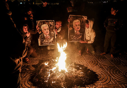 Palestinian protesters burn tires during a demonstration against the peace plan proposal expected by US President Donald Trump in Gaza City.
Donald Trump launched the "Final Deal" for peace in the Middle East, saying his detailed 80-page plan would be "a two-state solution"