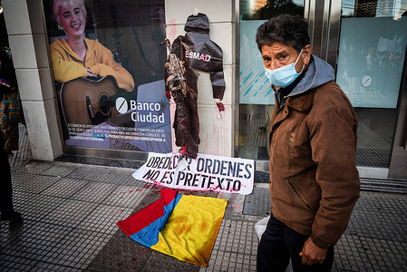 A placard pinned on the wall with the slogan: "obeying orders is not a pretext" during the demonstration.Colombians living in Argentina demonstrated at the Colombian consulate in Buenos Aires for the police and institutional violence carried out in their country after the demonstrations for the tax reform.
