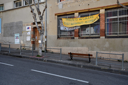 A banner against the compulsory wearing of facemasks in schools hangs on the facade of a school establishment in Marseille.