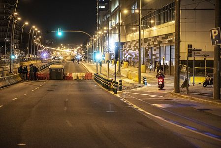 Barricades in the middle of the Gran Via de Barcelona to prevent traffic at one of the entrances to the city during the demonstrations.
The Democratic Tsunami group have cut off roads throughout Catalonia in a call to claim the Spanish government that seats down to talk about the independence of Catalonia.