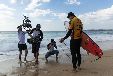 Gabriel Medina (BRA) is seen preparing to enter the water at Supertubos Beach, Peniche.

Brazilian surfer Italo Ferreira won the Portuguese stage of the World Surf League, MEO Rio Curl Pro, held in Peniche. Ferreira defeated frenchman Joan Duru in the final after beating compatriot Gabriel Medina in the semi-finals. Now all the attention goes to Havaii, the final step that will decide the next world surfing champion.