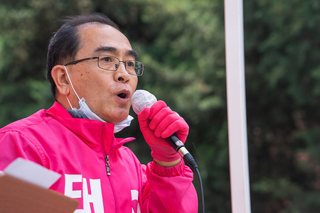 A parliamentary candidate Thae Yong-Ho of the main opposition United Future party speaks to his supporters during a street campaign.
Thae Yong-Ho, a defector served as the North Korea’s deputy ambassador in London, Runs for national parliamentary elections in Gangnam, one of the richest constituency in South Korea.