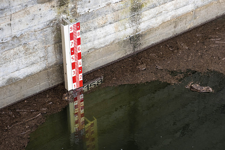 The crest of the Darnius Boadella reservoir is seen exceeding 158 meters above sea level, at its maximum capacity of 160. After a long and abundant period of rain, the Darnius Boadella reservoir in the Alt Empordà region is at nearly its maximum capacity of 60.2 hm³, approaching its crest level of 160 meters above sea level. Many people are visiting the reservoir over the weekend to enjoy the magnificent views over the water.
