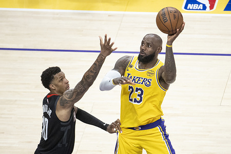 Los Angeles Lakers’ LeBron James (23) shoots against Houston Rockets’ Jabari Smith Jr. (10) during Game 1 of a first-round NBA playoff series at Crypto.com Arena. NBA Playoff 2026: Lakers 107:98 Rockets.