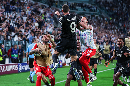 (C) Dusan Vlahovic of Juventus FC celebrates with his teammates during UEFA Champions League 2025/26 League Phase - Matchday1 football match between Juventus FC and Borussia Dortmund at Allianz Stadium Final Score: Juventus FC 4 | 4 Borussia Dortmund