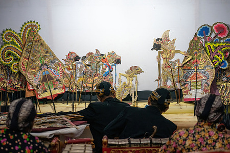 Puppeteer Ki Sudirman Wibisono and puppeteer Ki Sukarno Kondo Carito are performing and accompanied by the musical accompaniment team.
In commemoration of National Puppet Day in 2021, the Association of Indonesian puppeteers (PEPADI) held a shadow puppet show with the play "Wahyu Darmo, Tumuruning Jamus Kalimosodoî in the hall of the Governor's Office.