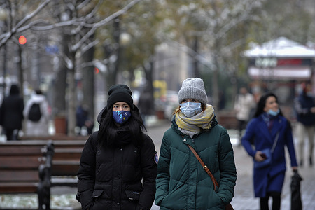 People wearing face masks as a preventive measure walk on the street during the coronavirus crisis.
In Ukraine over the past day 12,496 new cases of the coronavirus disease COVID-19 were recorded. Ukraine Health Ministry recorded a total of 570,153 infections, 10,112 death and 259,079 recovered since the beginning of the outbreak.