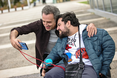Daniel Guzmán takes a selfie with a fan during the photocall of the film "La deuda" at the 28th Málaga Film Festival.