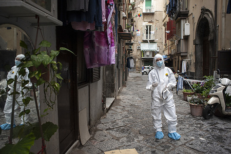 A healthcare worker wearing a protective suit walks through the Quartieri Spagnoli (Spanish Quarters) to screen people for coronavirus (Covid-19) during the pandemic.
Medical workers collect swab samples from a popular area called Quartieri Spagnoli (Spanish Quarters) in Naples during the red-zone period. Home testing and the establishment of multiple Special Assistential Continuity Units (U.S.C.A.) should have been implemented for the second wave, especially for those living in highly dense populated area and low income.