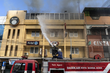 Firefighters put out fires on the roof of the burning A&W fast food restaurant in Banda Aceh.
The incident allegedly caused by fire that originated from a warehouse near a fast food restaurant.