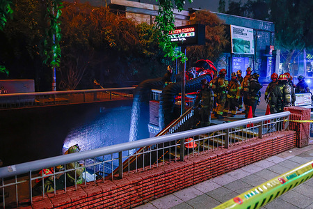 Firefighters enter the subway station. At the Santiago "Santa Isabel" metro station in the municipality of Providencia, a fire broke out in a wagon, which caused the interruption of line 5.