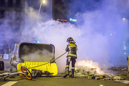 A firefighter putting out a garbage container fire during the demonstrations.
Second night of protests against the detention of Catalan rapper, Pablo Hasél on February 16th and sentenced to nine months and one day in prison by the Appeals Chamber of the National Court as well as well as payment of a fine of approximately 30,000 euros accused of glorifying terrorism, insulting and slandering the monarchy and state security forces.