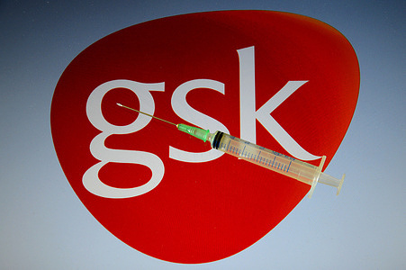 In this photo illustration a medical syringe seen displayed in front of the GlaxoSmithKline (gsk) logo.
GlaxoSmithKline and Vir Biotechnology announced on December 17, 2021 that "sotrovimab" is approved by the European Union (EU) for the treatment of adults and adolescents (aged 12 years and over and weighing at least 40 kg) with COVID -19.