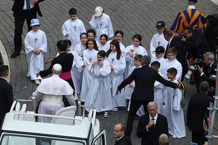 At the end of the audience, the Pope seen moving out of popemobile to greet a group of children making their first communion. Pope Leo XIV presides over the Wednesday General Audience in St. Peter's Square, the day after US President Donald Trump's comments against him, accusing him of endangering Catholics around the world.
This morning, thousands of faithful and pilgrims from around the world gathered in St. Peter's Square to participate in the Wednesday General Audience with Pope Leo XIV. A moment of prayer, listening, and communion that filled the square with hope, reflection, and joy.