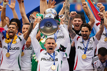 Artur Jedrzejczyk (C) of Legia celebrates a win with trophy during the ceremony after Polish Cup final 2025 match between Pogon Szczecin and Legia Warszawa at PGE Narodowy Stadium. Final score; Pogon Szczecin 3:4 Legia Warszawa