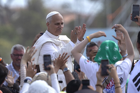 Pope Leo XIV waves as he leaves at the end of Mass on the occasion of the Jubilee of Youth in Tor Vergata. At the end of the Mass, the Pope turns his thoughts to the young people of Gaza and Ukraine. He then renews his invitation to World Youth Day in South Korea in 2027.