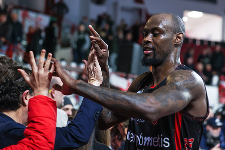 Taze Moore of Pallacanestro Varese OpenJobMetis celebrates the victory at the end of the match during (LBA) Lega Basket A 2025/26 Regular Season game between Pallacanestro Varese OpenJobMetis and Pallacanestro Trieste at Itelyum Arena. Final score Pallacanestro Varese OpenJobMetis: 84 | 69 Pallacanestro Trieste