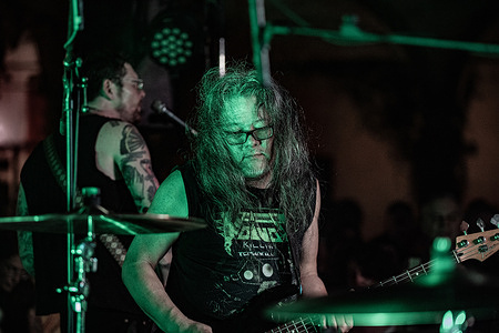 Nothing bassist Bobb Bruno on stage at the Botanique in Bologna Under the summer sky of the Botanique, Nicky Palermo's band overwhelmed the audience with their iconic shoegaze, made of violent guitars, boulder-heavy distortions and melodies capable of floating in the air.
