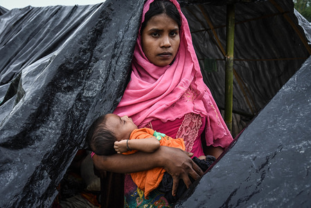 A Rohingya mother is living Balukhali camp with her child. For the woman and children, it is difficult to live in a camp without proper sanitation system.
Thousands of Rohingyas still crossing the border between Myanmar and Bangladesh after the Burmese army started an operation against the Rohingyas, by burning and destroying their home in the Rakhine state of Myanmar, as now more than 410,000 Rohingyas crossed the border and the United Nations expect the number rises to 1 million by the end of the year.