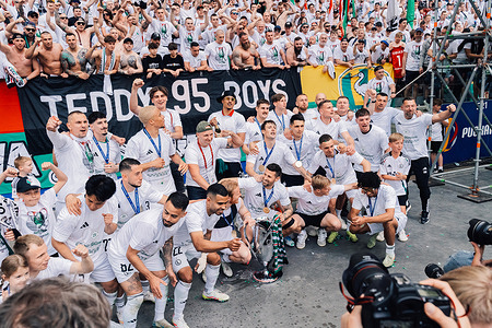 Legia Warszawa players celebrate their victory following the Polish Cup 2025 final match between Legia Warsaw and Pogon Szczecin at PGE Narodowy. Final score Legia Warszawa 4 : 3 Pogon Szczecin