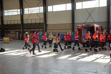 Firefighters are preparing to go out in search of the body of the father of a child who was found dead yesterday in the Mediona River. Firefighter divers from Catalonia recovered the body of a man swept away by a strong river current in Sant Quintí de Mediona, Barcelona province. The man and his 10-year-old son were in a vehicle that was pulled into the water. The boy’s body was found yesterday about six kilometers downstream.