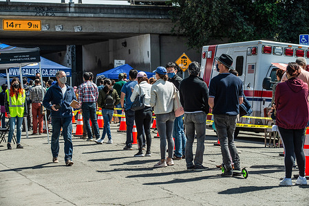 Hundreds wait in queue for the Janssen COVID-19 Vaccine (Johnson & Johnson) in Oakland.
A tier just opened on April 1st for vaccinations of people from age 50 and above with exceptions of 16year-olds and above with severe health conditions, these can receive vaccination.