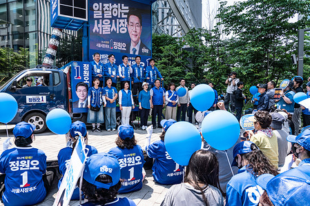 Jung Won-oh, the Democratic Party of Korea’s candidate for Seoul mayor, delivers a campaign speech infront of supporters in Seoul.