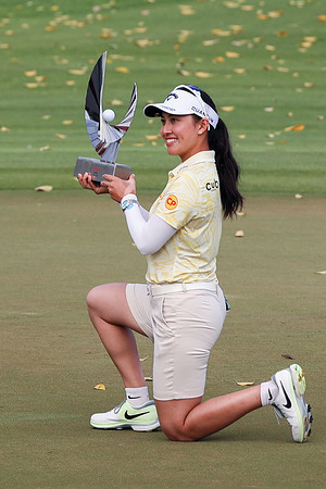 Jeeno Thitikul of Thailand celebrates with the championship trophy after the final round of the Honda LPGA Thailand 2026 at Siam Country Club.