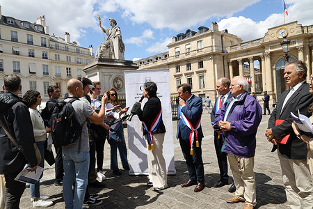 Journalists listen as MP Christine Arrighi (C) addresses the threats faced by members of the Iranian opposition. The CPID emphasized the urgent need for a political shift recognizing the Iranian people’s right to resistance. In an open-air press conference outside the French National Assembly on July 8, 2025, the Comité parlementaire pour un Iran démocratique (CPID) announced a cross-party declaration signed by 159 MPs, supporting Maryam Rajavi’s 10-point plan supporting the Iranian people’s demand for a secular and democratic republic.