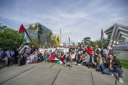 A group photo of Palestinians and their supporters, at the end of the Palestinian Prisoners Day, demonstration, held outside the International Criminal Court – ICC, in The Hague. On the 30th of March 2026, the Israelite Knesset passed its discriminatory exsiccation bill, by hanging of Palestinians accused of terrorist offenses against the state of Israel; they will not be given the legal right of appeal. The bills wording makes it abundantly clear that its primary target are the Palestinians. Israels human rights group B’Tselem said in a statement that military trials of Palestinians have “an approximately 96% conviction rate, based largely on ‘confessions’ extracted under duress and torture during interrogations.” Today, Palestinians and their supports gathered outside the International Criminal Court (ICC) in The Hague, to commemorate, The Palestinian Prisoners Day.