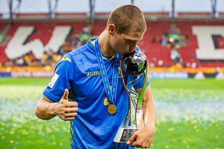 Valerii Bondar of Ukraine kisses the trophy during the 2019 FIFA U-20 World Cup Final match between Ukraine and Korea Republic at Lodz Stadium. (Final score; Ukraine 3:1 South Korea)